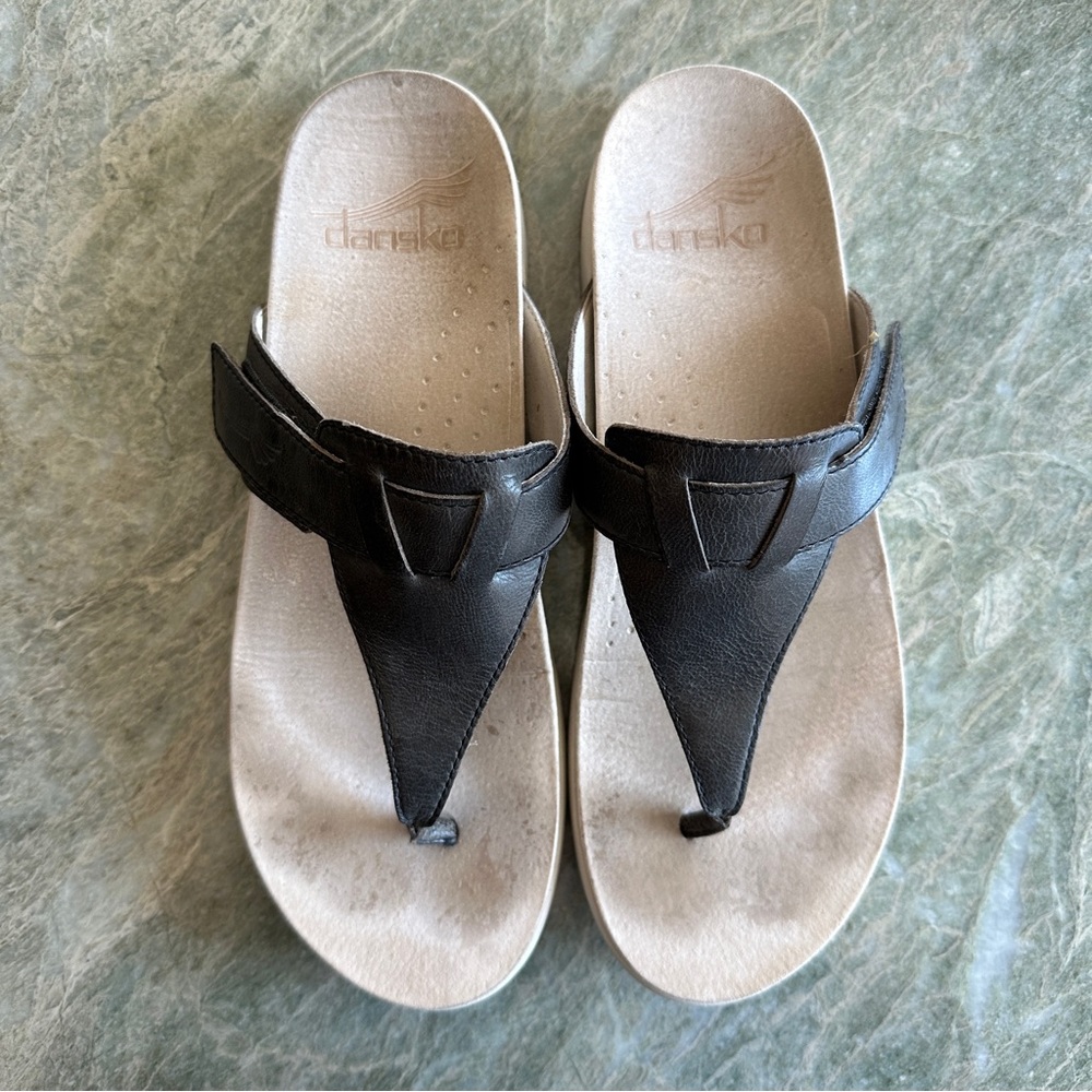DANSKO CECE THONG SANDAL Size 39 - 8.5 to 9 in US